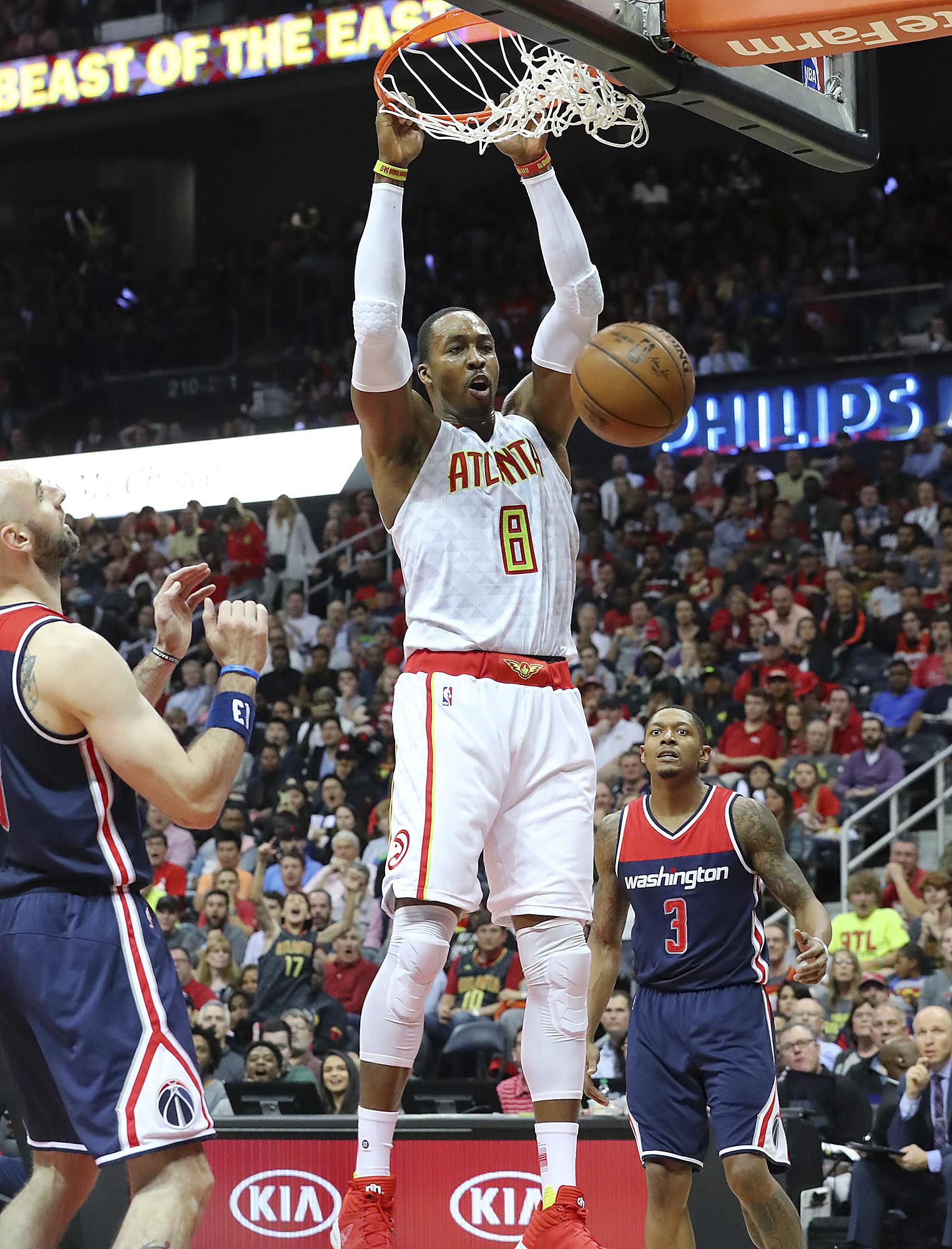 Dwight Howard melakukan slam dunk pada laga Atlanta Hawks melawan Washington Wizards, Selasa (25/4/2017) pagi WIB. (AP Photo/Curtis Compton)