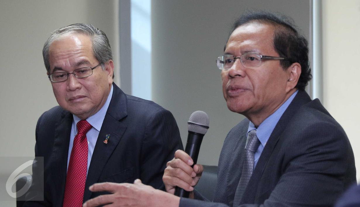 Menko Kemaritiman Rizal Ramli (kanan) memberikan keterangan pers usai meresmikan kantor Council of Palm Oil Producing Country (CPOPC) di Jakarta, Kamis (4/2/2016). CPOPC bertugas menangani produksi dan stok sawit kedua negara (Liputan6.com/Angga Yuniar)