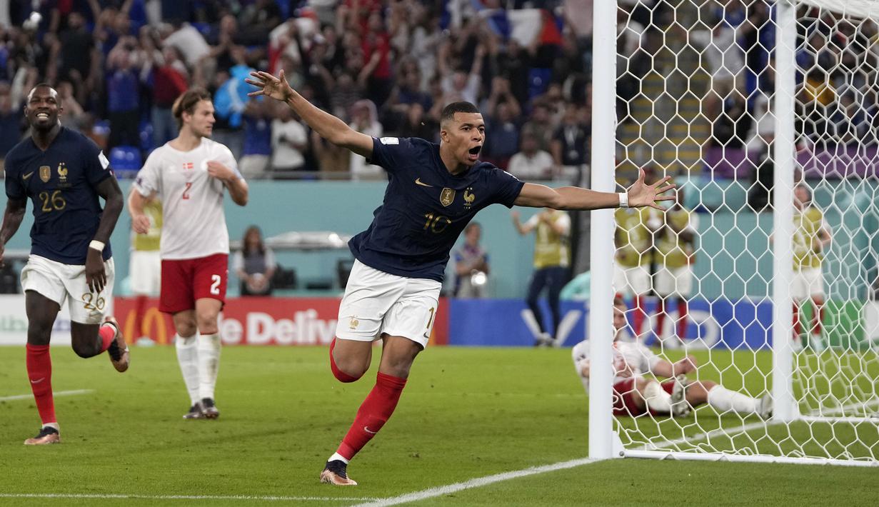 <p>Selebrasi&nbsp;pemain Timnas Prancis, Kylian Mbappe&nbsp;usai menjebol gawang Denmark dalam pertandingan Grup D Piala Dunia 2022 melawan Denmark di Stadium 974, Qatar, Sabtu (26/11/2022). (AP Photo/Thanassis Stavrakis)</p>