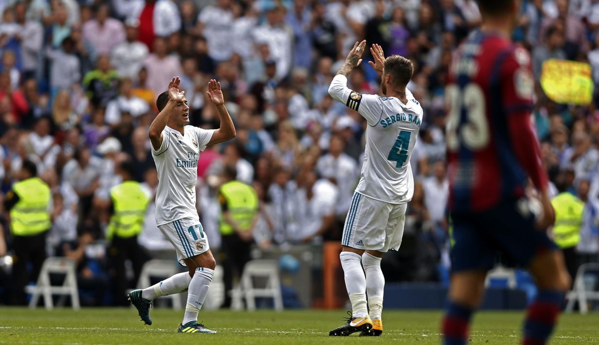 Pemain Real Madrid, Lucas Vazquez (kiri) merayakan gol bersama Sergio Ramos saat melawan Levante pada lanjutan La Liga di Santiago Bernabeu stadium, Madrid (9/9/2017). Madrid bermain imbang 1-1. (AP/Francisco Seco)