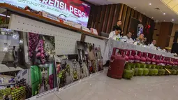 Direktorat Tindak Pidana Tertentu Bareskrim Polri mengungkap kasus pengoplosan atau penyuntikan gas LPG 3 kilogram bersubsidi ke dalam tabung gas non subsidi berukuran 5 dan 12 kilogram di dua lokasi yaitu Kabupaten Karawang dan Semarang. (merdeka.com/Arie Basuki)