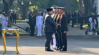 Presiden Prabowo Subianto melantik 2.000 perwira TNI dan Polri lulusan Angkatan Militer (Akmil) dan Akademi Kepolisian (Akpol) tahun 2025 hari ini, Rabu (23/7/2025), yang digelar di halaman Istana Merdeka Jakarta. (Foto: Liputan6.com/Lizsa Egeham).