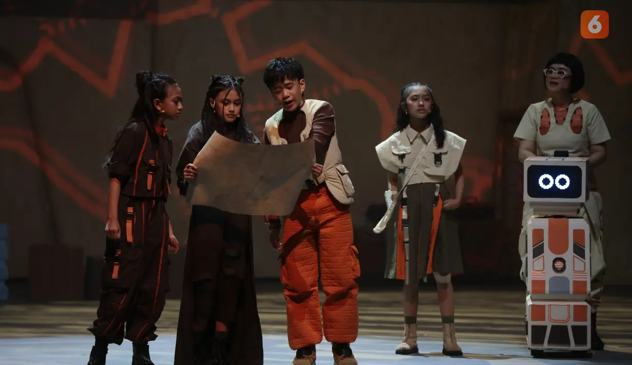 Para pemeran teater tampil dalam pertunjukan musikal Senja Teduh Pelita di Graha Bhakti Budaya, Taman Ismail Marzuki (TIM), Jakarta, Jumat (3/7/2026). Musikal ini diadaptasi dari lagu grup musik Maliq & D’Essentials yang  menceritakan tentang sekelompok anak-anak di masa depan yang berusaha membangun kembali dunia yang sudah hancur dan menyelamatkan orangtua mereka.(Kapanlagi.com/Budy Santoso)