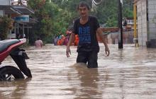 Detik-Detik Kali Pesanggarahan Meluap Banjiri Perumahan Sawangan Asri Depok 1,5 Meter, Warga Pilih Bertahan
