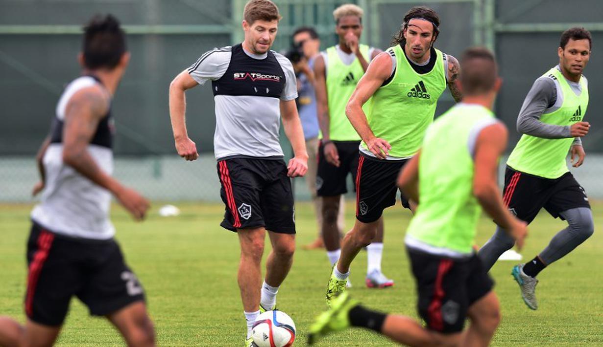 Mantan Kapten Liverpool dan Timnas Inggris, Steven Gerrard, mengikuti sesi latihan perdana LA Galaxy di Carson, California, AS. Rabu (8/7/2015) pagi WIB. (AFP PHOTO/Frederic J. Brown)