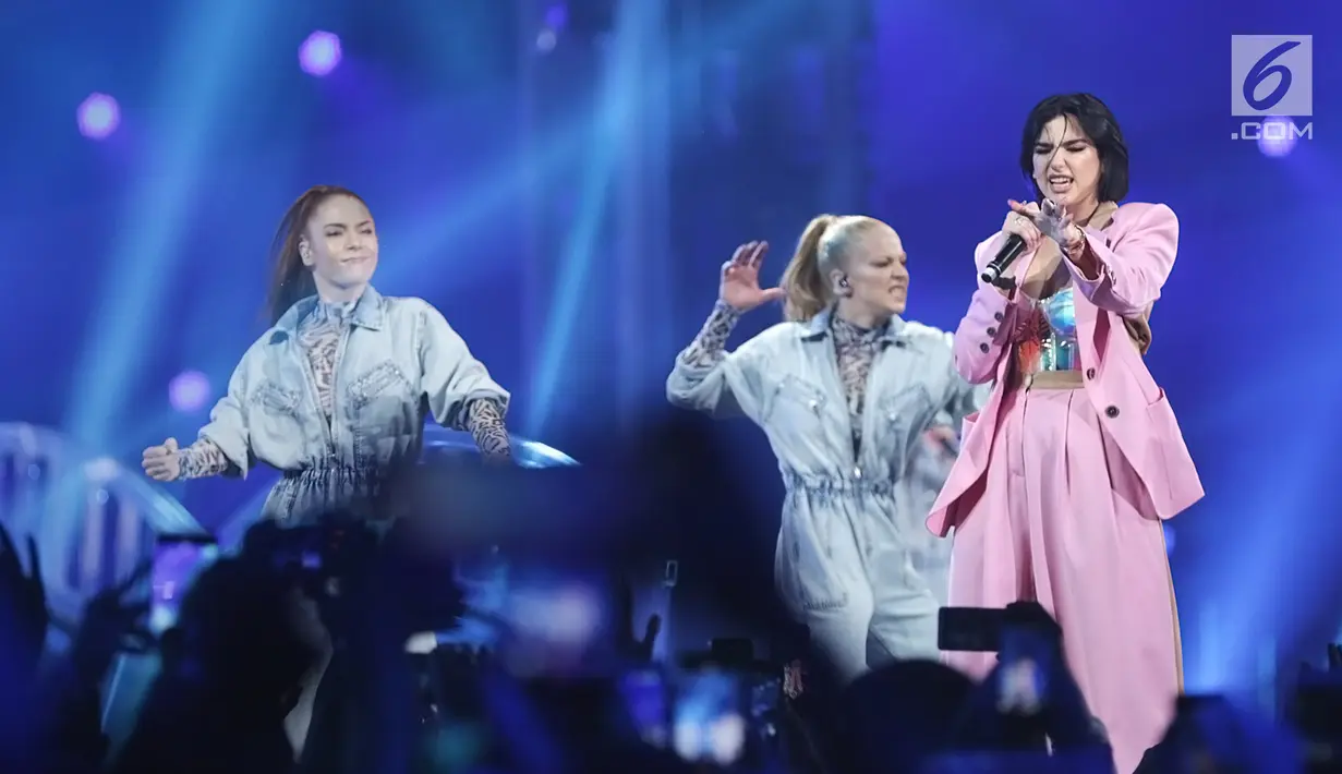 Penyanyi asal Inggris, Dua Lipa tampil di Konser Lazada Super Party di ICE BSD, Serpong, Tangerang Selatan, Banten, Selasa (26/3/2019). Konser perdana persembahan Lazada ini digelar dalam rangka memperingati hari jadinya yang ke- 7. (Fimela.com/Bambang E. Ros)