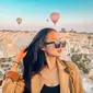 Liburan ke Turki tentu akan berasa kurang bila belum naik balon udara di Cappadocia. Destinasi wisata ini menjadi salah satu spot wajib bagi para selebriti saat liburan ke Turki. (Liputan6.com/IG/@sorayarasyid12)