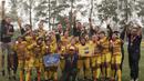Para pemain Sumatra Selatan merayakan gelar juara Piala Pertiwi setelah mengalahkan Bangka Belitung pada laga final di NYTC Sawangan, Depok, Jumat (3/5). Sumsel menang 2-1 atas Babel. (Bola.com/Vitalis Yogi Trisna)