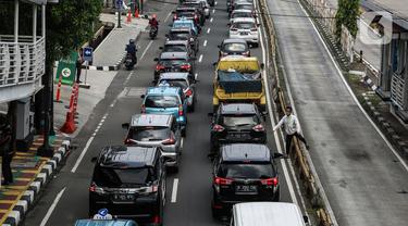 Seorang warga menyeberang jalan saat sejumlah kendaraan terjebak kemacetan di kawasan Jalan Buncit Raya, Jakarta Selatan, Rabu (11/5/2022). Sejumlah ruas jalan Ibu Kota kembali mengalami kemacetan karena meningkatnya volume kendaraan usai libur Lebaran. (Liputan6.com/Johan Tallo)