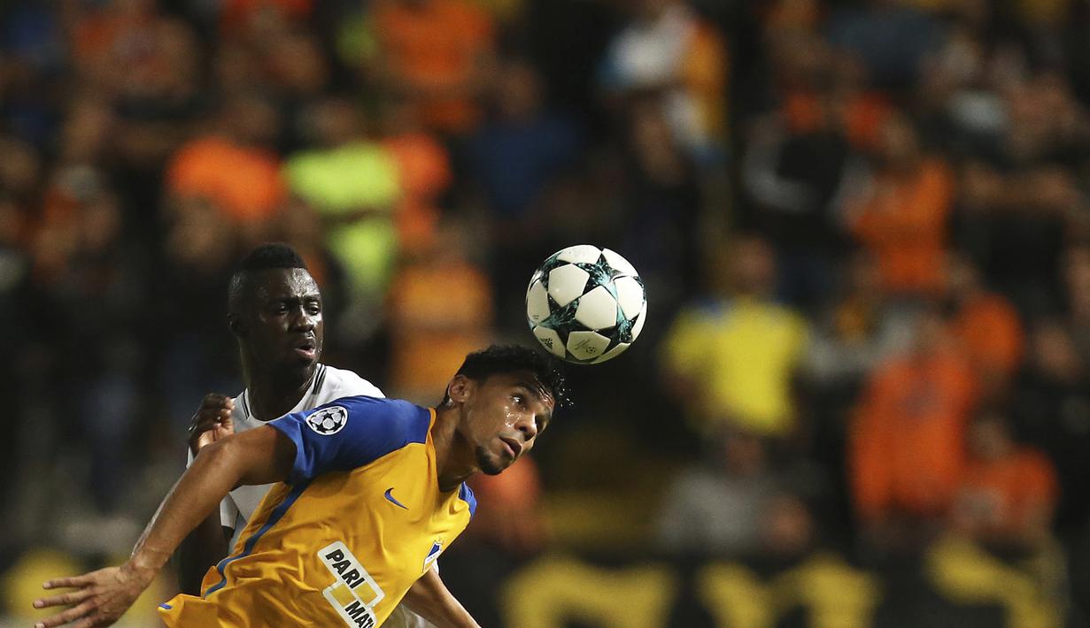 Pemain APOEL Nicosia, Igor de Camargo (depan menghalau bola dari kejaran pemain Tottenham, Davinson Sanchez pada laga grup H Liga Champions di GSP stadium,  Nicosia, Siprus, (26/9/2017). Tottenham menang 3-0. (AP/Petros Karadjias)