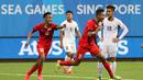 Ekspresi pemain Singapura, Sheikh Abdul Hadi Othman, setelah mencetak gol ke gawang Filipina dalam babak penyisihan Grup A SEA Games 2015 di Stadion Jalan Besar, Singapura. Senin (1/6). (Bola.com/Arief Bagus)
