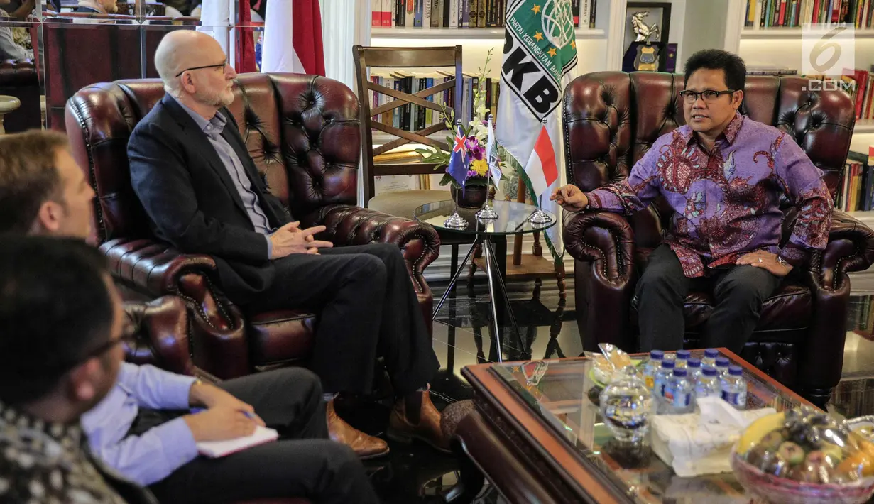 Duta Besar Australia untuk Indonesia, Paul Grigson berbincang dengan Ketua Umum PKB Muhaimin Iskandar di DPP PKB, Jakarta, Rabu (25/10). Kunjungan Paul ke DPP PKB untuk mengenal lebih jelas demokrasi dan politik di Indonesia. (Liputan6.com/Faizal Fanani)