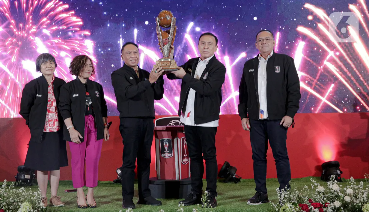 Menteri Pemuda dan Olahraga Zainudin Amali (tengah) bersama Ketua Umum PSSI Mochamad Iriawan (kedua kanan) mengangkat trofi Piala Presiden 2022 disaksikan Direktur Programming SCM Harsiwi Achmad (kedua kiri) dan Plt Direktur Utama PT LIB Sudjarno (kanan)  pada acara launching di SCTV Tower, Senayan City, Jakarta, Senin (6/6/2022). Piala Presiden 2022 akan berlangung pada 11 Juni hingga 17 Juli mendatang. (Liputan6.com/Faizal Fanani)