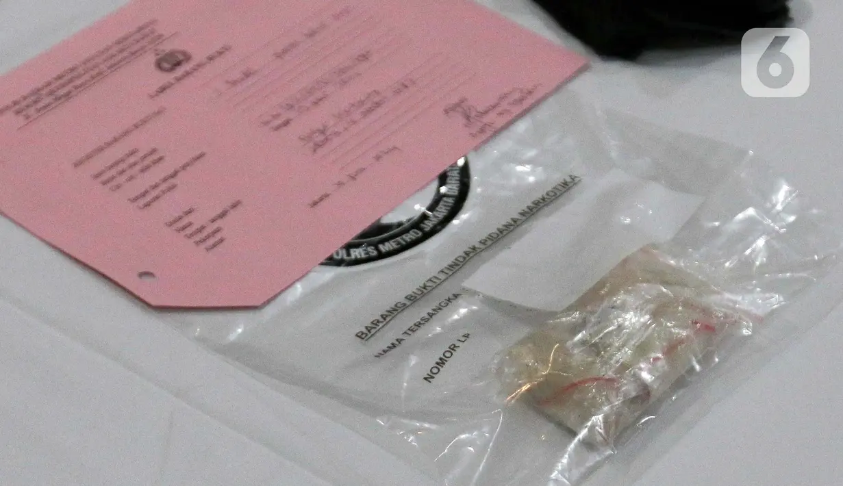 Virgoun ditangkap berikut barang bukti sabu 0,2 gram dari 1 gram yang dibelinya serta alat hisap atau bong. (Liputan6.com/Herman Zakharia)