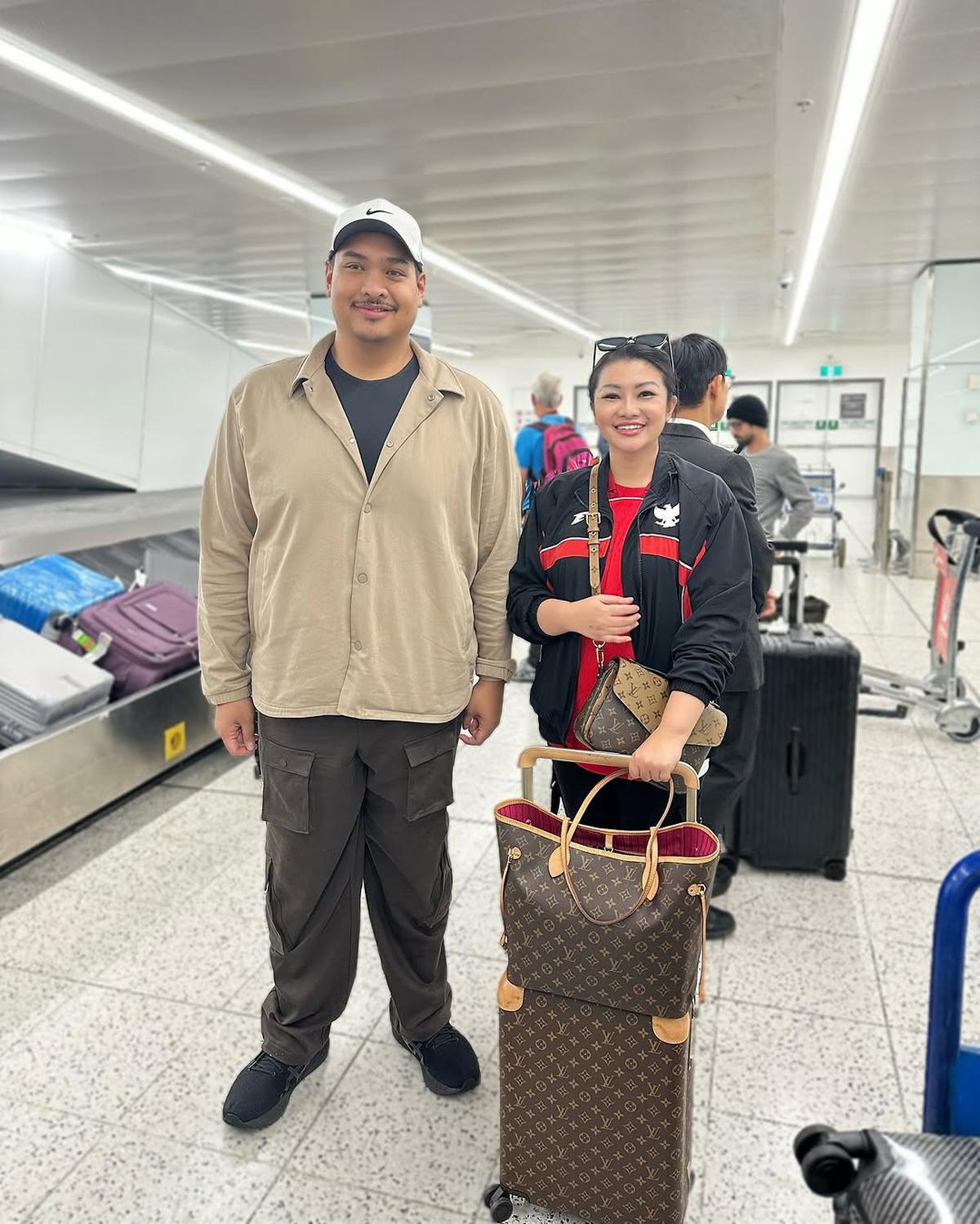 5 Potret Fitri Carlina Bertolak ke Sydney Demi Totalitas Dukung Timnas Indonesia