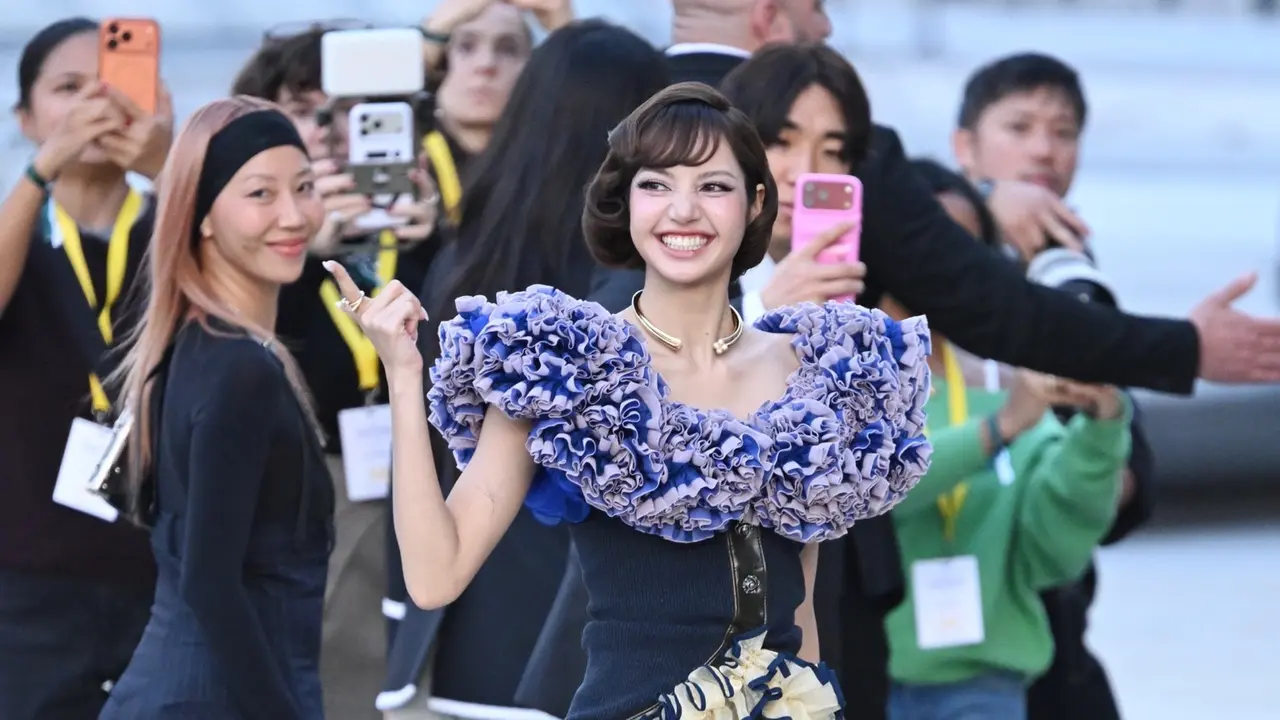 Lisa BLACKPINK Tampil Elegan dengan Gaya Vintage di Louis Vuitton Spring/Summer 2027 Paris Fashion Week