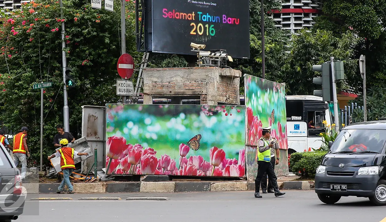 Suasana kondisi pos polisi Sarinah yang hancur pasca bom di Jakarta, Jumat (15/1/2016). Pasca teror bom di Pos Polisi Sarinah yang hancur, mulai dibersihkan dan diperbaiki. (Liputan6.com/Faizal Fanani)