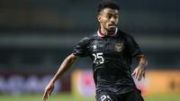 Pemain Timnas Indonesia, Yakob Sayuri saat laga uji coba FIFA Matchday antara Timnas Indonesia menghadapi Curacao di Stadion Gelora Bandung Lautan Api (GBLA), Bandung, Jawa Barat, Sabtu (24/9/2022) malam WIB. (Bola.com/Bagaskara Lazuardi)