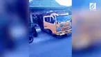 Para warga punya cara pintar untuk mengeluarkan sebuah truk yang nyangkut di sebuah gapura.
