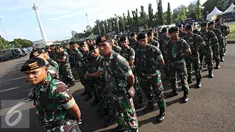 Petugas TNI mengikuti apel gabungan di Monas, Jakarta, Kamis (31/12). Sebanyak 1300 personel gabungan yang terdiri dari polisi, TNI, Pol PP, dan Pramuka dikerahkan untuk mengamankan perayaan malam tahun baru. (Liputan6.com/Immanuel Antonius)