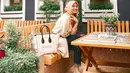 Wanita kelahiran 23 April 1994 ini selalu tampil dengan outfit yang simple salah satunya saat ia memakai hijab berwarna oranye dengan corak merah dipadu atasan berwarna krem dan celana jeans. (Liputan6.com/IG/@citraciki)