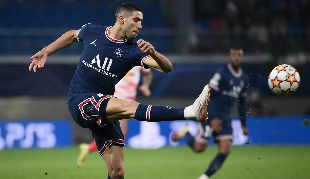 Achraf Hakimi. Hanya semusim memperkuat Real Madrid pada 2017/2018 dan hanya tampil 17 kali di semua ajang, bek kanan berusia 23 tahun yang baru musim ini berseragam PSG akan bernostalgia kembali dengan klub dimana ia menjalani akademi sepak bolanya di level yunior. (AFP/Franck Fife)