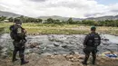 Petugas polisi Kolombia berjaga di "trochas" - jalur ilegal di perbatasan antara Kolombia dan Venezuela, dekat jembatan internasional Simon Bolivar, di Cucuta, Kolombia (14/10/2020). (AFP/Schneyder Mendoza)