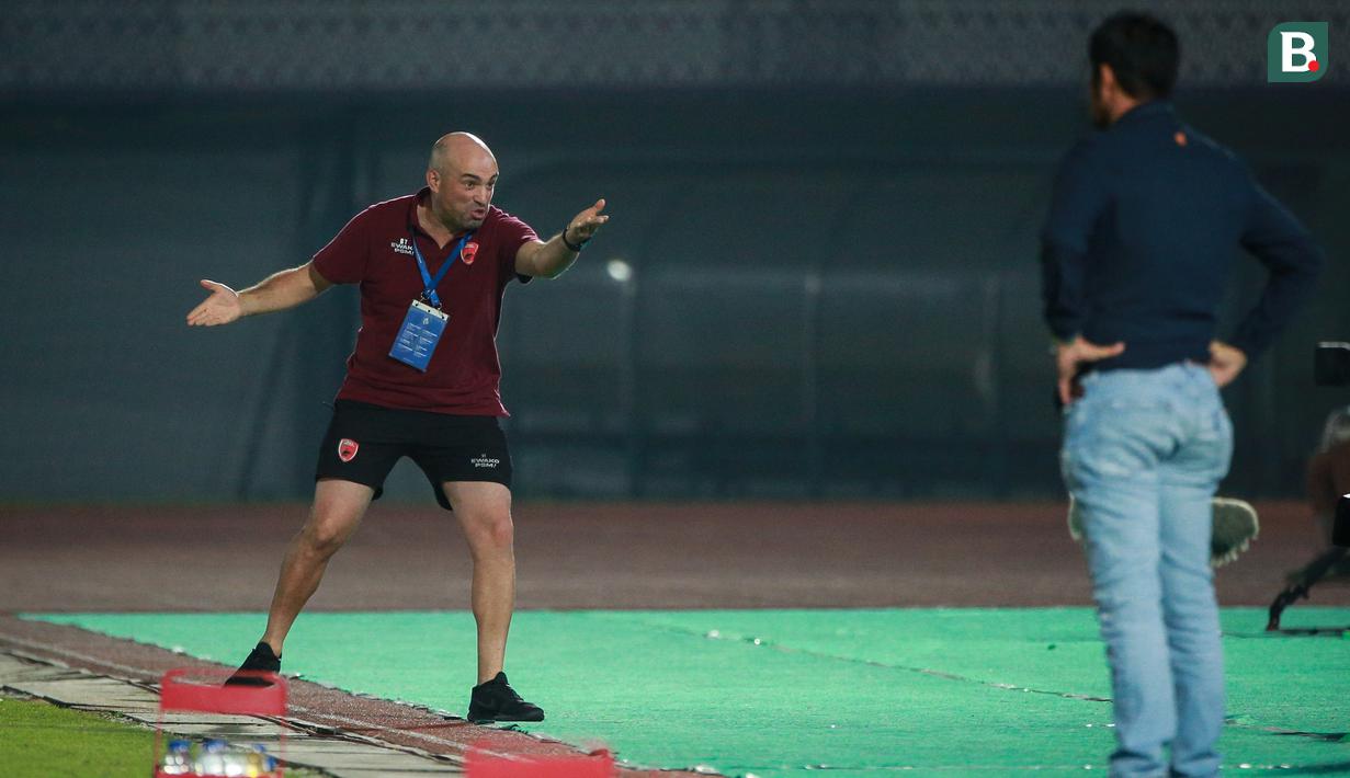 Ekspresi kecewa pelatih kepala PSM Makassar, Bernardo Tavares Fernando Jose saat laga pekan ke-10 BRI Liga 1 2022/2023 antara Dewa United FC melawan PSM Makassar di Stadion Indomilk Arena, Tangerang, Kamis (15/9/2022). (Bola.com/Bagaskara Lazuardi)