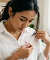 Cara Menghilangkan Noda Make Up pada Baju. (Gambar: AI Generated)