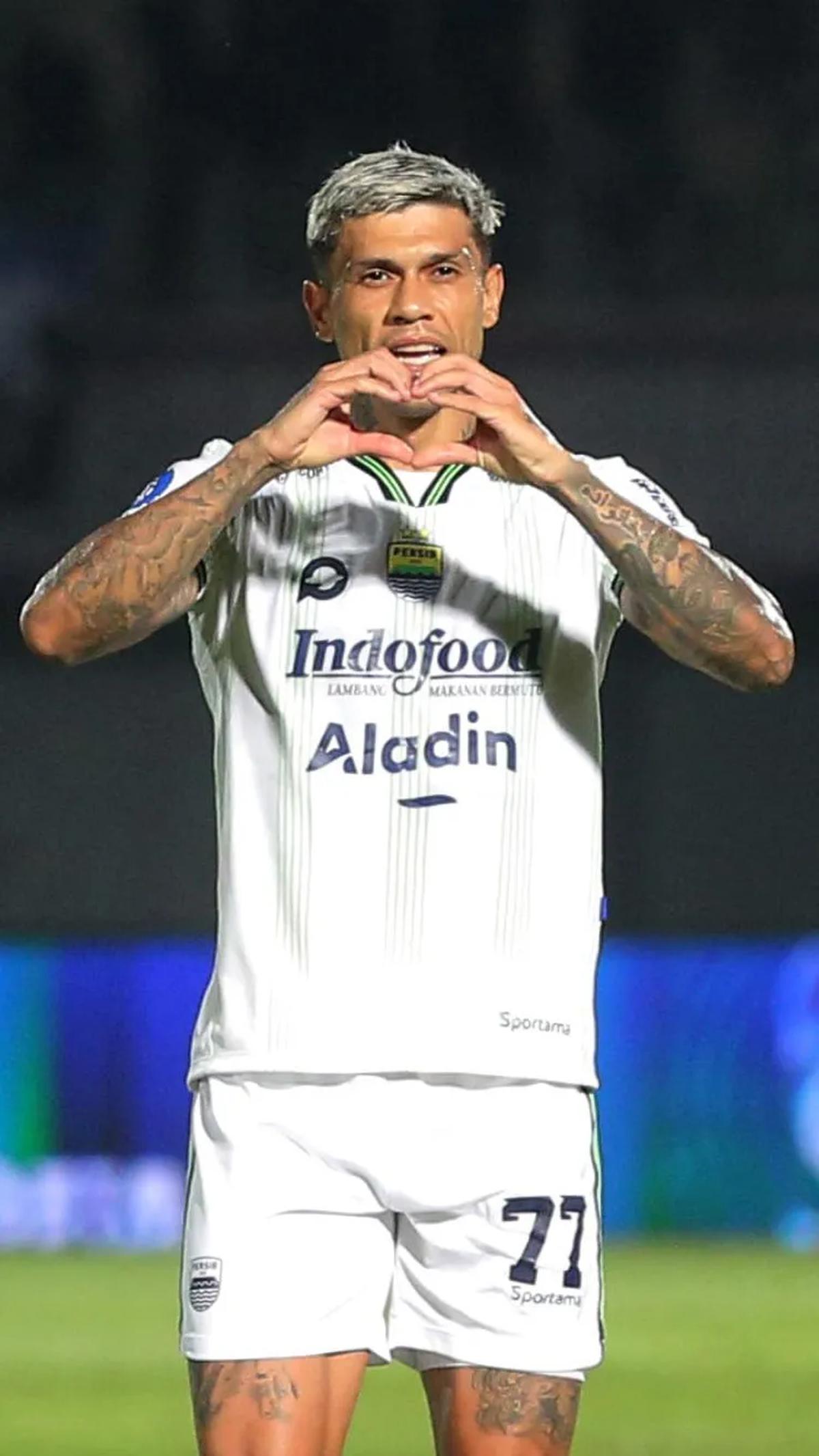 Hingga kebobolan pun cepat tercipta di menit awal pertandingan.
