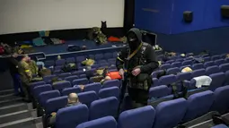 Anggota pertahanan teritorial beristirahat di bioskop di Kyiv, Ukraina, Senin (7/3/2022). Ukraina mengklaim lebih dari 11.000 tentara Rusia tewas dalam perang antara Rusia-Ukraina sejak 24 Februari 2022 lalu. (AP Photo/Vadim Ghirda)