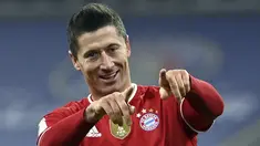 Penyerang Bayern Munchen, Robert Lewandowski berselebrasi usai mencetak gol ke gawang Borrusia Dortmund pada pertandingan lanjutan Bundesliga Jerman di Allianz Arena di Munich, Minggu (7/3/2021). Lewandowski mencetak tiga gol dan mengantar Munchen menang atas Dortmund 4-2. (Sven Hoppe/Pool via AP)