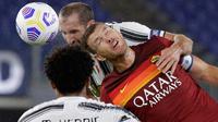 Bek Juventus, Giorgio Chiellini menyundul bola melewati pemain AS Roma, Edin Dzeko pada pekan kedua Liga Italia Serie A 2020-2021 di Stadion Olimpiade Roma, Minggu (27/9/2020). Juventus bermain imbang 2-2 di kandang AS Roma. (AP Photo/Gregorio Borgia)