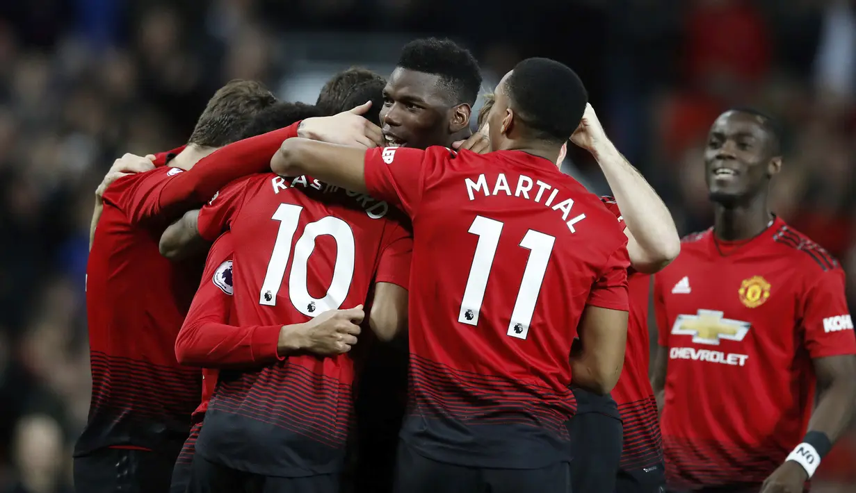 Para pemain Manchester United merayakan gol yang dicetak Paul Pogba ke gawang Bournemouth pada laga Premier League di Stadion Old Trafford, Manchester, Minggu (30/12). MU menang 4-1 atas Bournemouth. (AP/Martin Rickett)