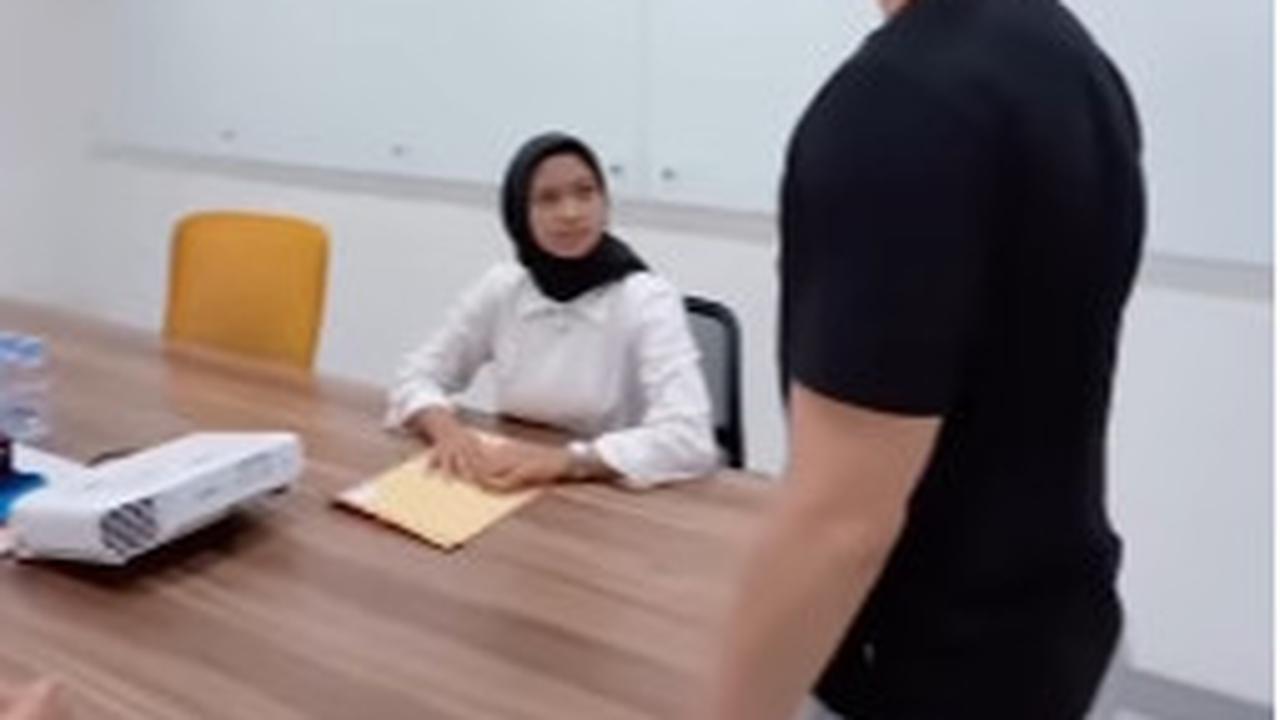 Gara-Gara Tempat Sampah, Cewek Berhijab Baru Mau Interview ini Langsung Diterima Kerja