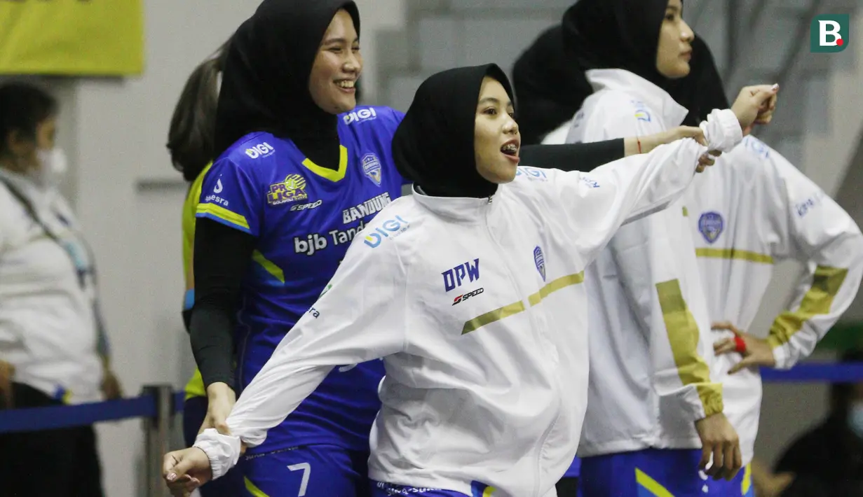 Pevoli Bandung BJB Tandamata, Yulis Indahyani, memakan pisang sebelum laga melawan Gresik Petrokimia Pupuk Indonesia pada final four PLN Mobile Proliga 2022 di Padepokan Bola Voli Sentul, Jumat (11/3/2022). (Bola.com/M Iqbal Ichsan)