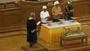 (Ki-ka) Wakil Presiden pertama, Myint Swe, Presiden Myanmar baru, Htin Kyaw dan Wakil Presiden kedua, Henry Van Thio saat acara pelantikan mereka di Gedung Parlemen, Naypyidaw, Rabu (30/3). (REUTERS/Soe Zeya Tun)