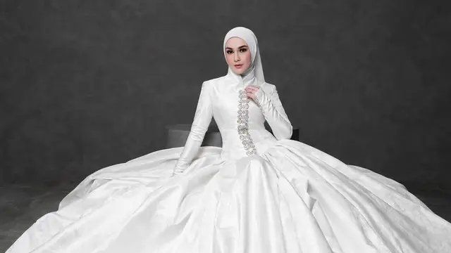 Irish Bella Melakukan foto keluarga dengan dua busana menarik. [ @_irishbella_]