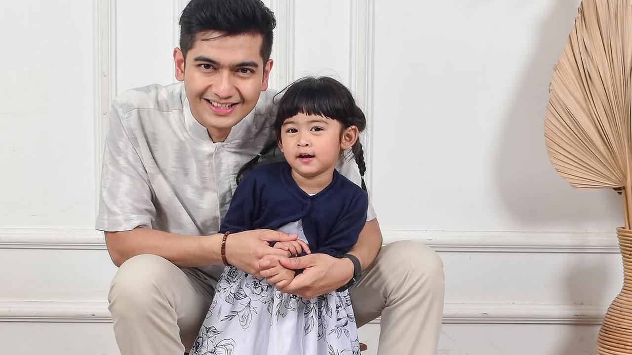 4 Potret Teuku Ryan dan Moana dengan Outfit Couple Ayah-Anak yang Bikin Gemas