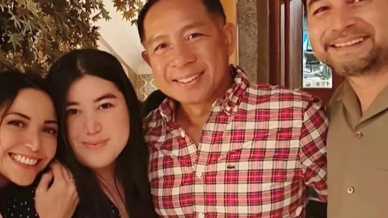 Bukan hanya itu saja, Agus Subiyanto dan istri juga tampak dekat dengan artis Umar Lubis.<br>