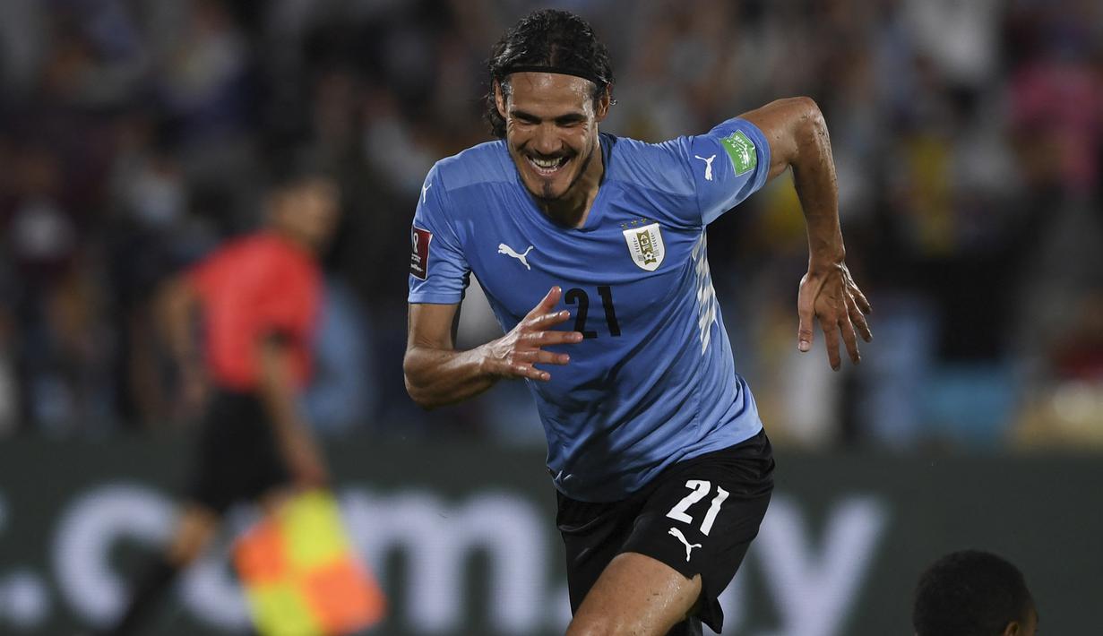 Edinson Cavani. Striker Uruguay berusia 35 tahun yang sejak akhir musim 2021/2022 berstatus tanpa klub usai meninggalkan Manchester United ini sejatinya memiliki 2 opsi untuk memperkuat timnas, yaitu Uruguay dan Italia. Uruguay merupakan tempat kelahirannya, sementara Italia merupakan garis keturunan kakek-nenek-nya. Ia sempat mendapat beberapa kali tawaran untuk bermain bersama Timnas Italia yang akhirnya ditolaknya. Pada 26 Februari 2008 ia akhirnya melakukan debut bersama Timnas Uruguay dan hingga kini total telah mengoleksi 133 caps dengan torehan 58 gol dan 17 assist. (AFP/Pool/Pablo Porciuncula)
