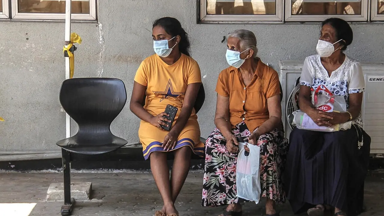 Pasien yang bergantung pada sistem perawatan kesehatan publik Sri Lanka merasa sulit untuk menjangkau rumah sakit karena krisis bahan bakar di negara itu. (AFP)