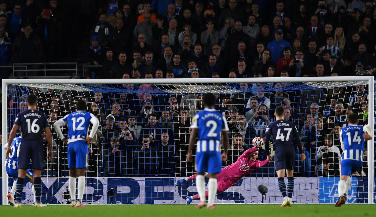 Eksekusi penalti yang diambil Alexis Mac Allister (kiri) tidak mampu dimentahkan Ederson, skor pun berubah 1-3. (AFP/Glyn Kirk)