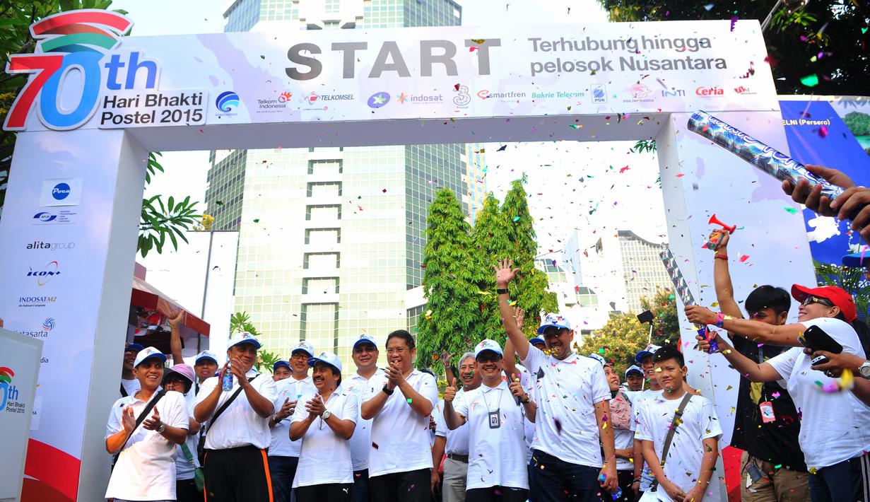 Acara Fun Walk memperingati ke-70 Hari Bakti Postel yang diselenggarakan Kemkominfo, Jakarta, Minggu (8/11/2015). Acara ini digelar untuk mengenang jasa para pahlawan telekomunikasi Indonesia. (Liputan6.com/Faisal R Syam) 