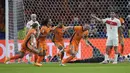 Selebrasi para pemain Timnas Belanda merayakan gol pertama ke gawang Timnas Turki yang dicetak oleh Stefan de Vrij (kanan) pada laga perempatfinal Euro 2024 di Olympiastadion, Berlin, Jerman, Sabtu (6/7/2024). (AP Photo/Matthias Schrader)