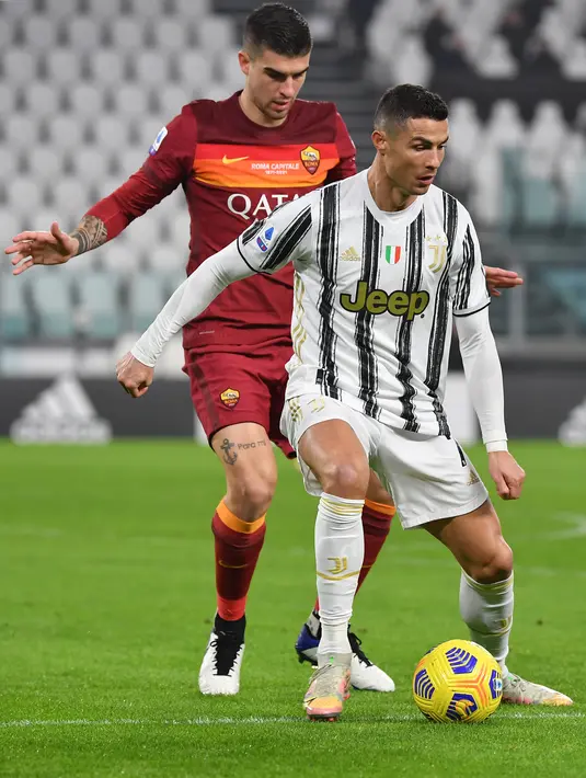 Penyerang Juventus Cristiano Ronaldo (kanan) mengontrol bola dibayangi bek AS Roma Gianluca Mancini pada laga pekan ke-21 Liga Italia di Allianz Stadium, Minggu dinihari WIB (7/2/2021). Kemenangan Juventus 2-0 ditentukan Ronaldo dan gol bunuh diri bek Roma, Roger Ibanez. (Isabella BONOTTO / AFP)