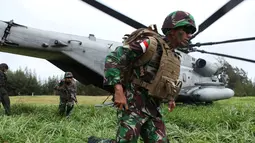 Pasukan Marinir Indonesia keluar dari helikopter CH53 Sea Stallion saat latihan bersama tentara AS pada latihan militer The Rim of The Pacific (Rimpac) 2016 di Honolulu, Hawaii, Rabu (13/7). Rimpac 2016 digelar pada Juni-Juli 2016. (REUTERS/Hugh Gentry)