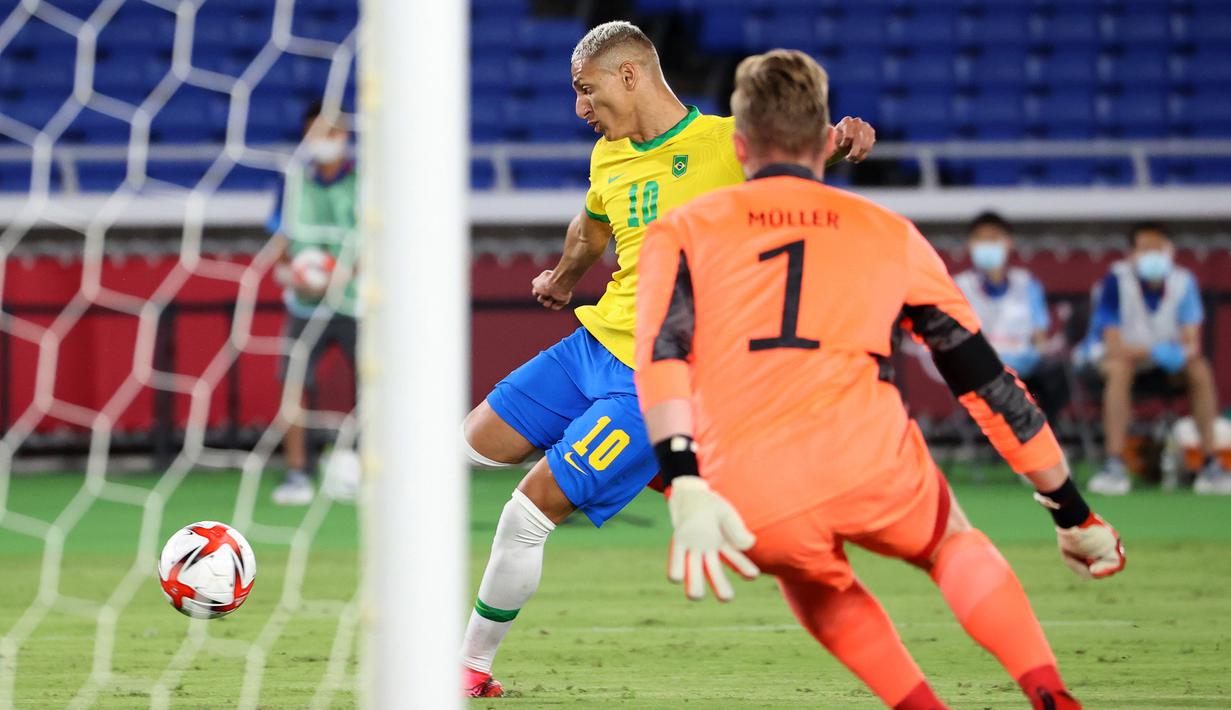 Pada laga di Yokohama International Stadium, Kamis (22/7/2021) malam WIB, Brasil sudah membuka gol pada menit ke-5 lewat sepakan keras Richarlison ke pojok atas gawang Jerman setelah percobaan pertamanya mampu ditepis kiper Florian Mueller. (Foto: AFP/Yoshikazu Tsuno)