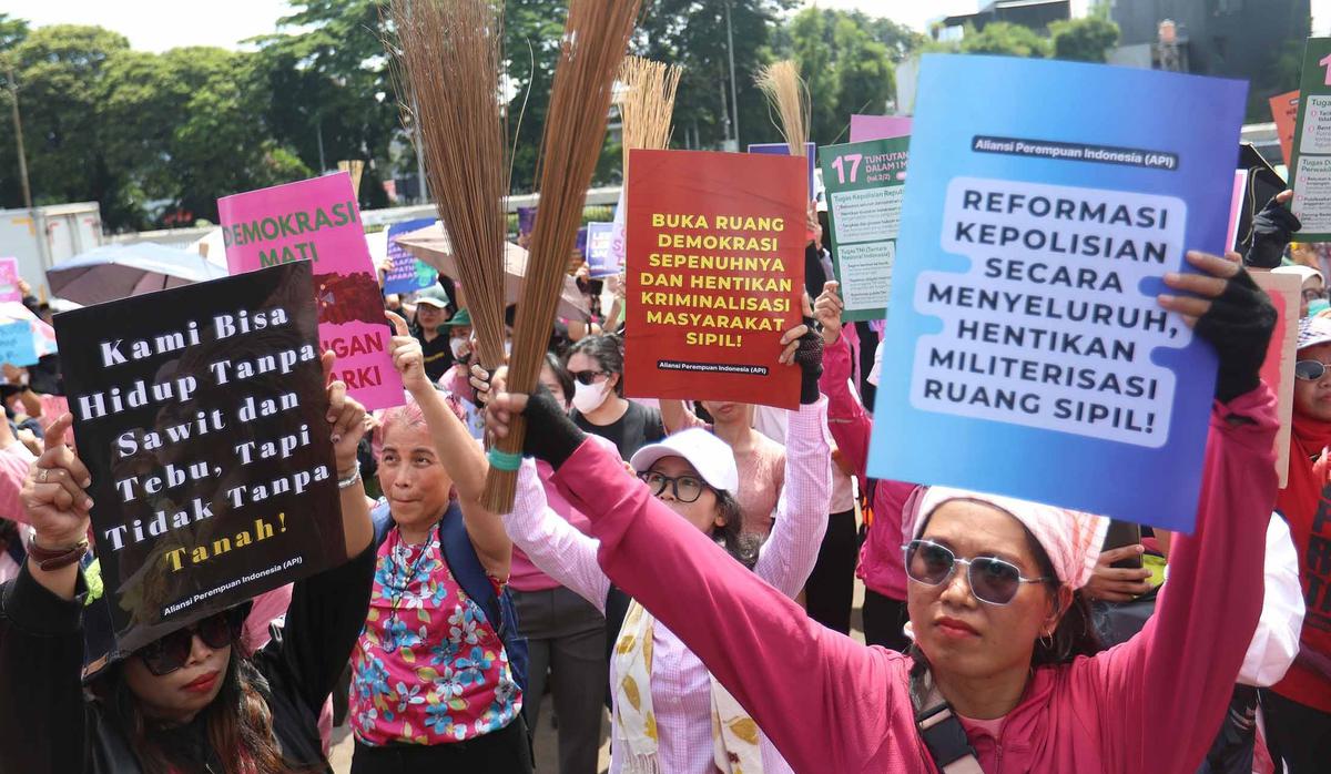 FOTO: Perempuan Turun ke Jalan, Suarakan Keadilan dan Hentikan Kekerasan