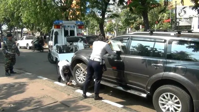 VIDEO: Hindari Petugas Dishub, Pria Ini Tabrak Tukang Ojek
